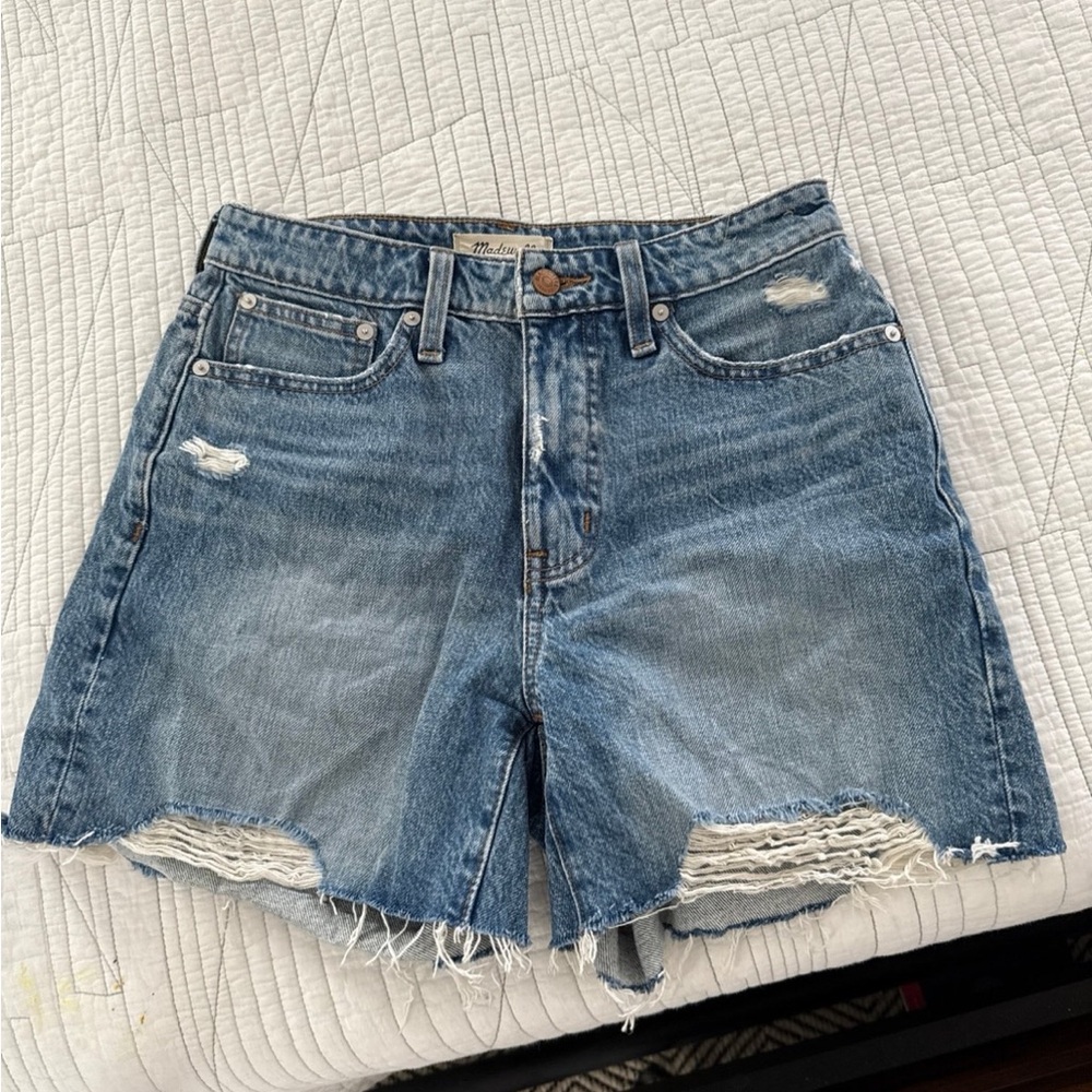 Madewell high rise curvy relaxed mid-length denim shorts, size 25